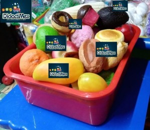 CHAROLA CON 50 FRUTAS VERDURAS Y PAN REALISTAS DE VINIL