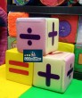 CUBO DE SIGNOS MATEMATICOS 20 X 20 CM 