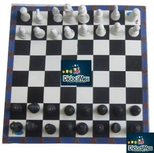 AJEDREZ CON PIEZAS DE PLASTICO Y TABLERO DE CARTON 35 X 35 CM AJEDREZ CON PIEZAS DE PLASTICO Y TABLERO DE CARTON 35 X 35 CM