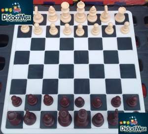 AJEDREZ CON PIEZAS Y TABLERO DE PLASTICO