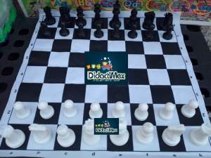 AJEDREZ JUMBO CON PIEZAS DE PLASTICO Y TABLERO DE TELA