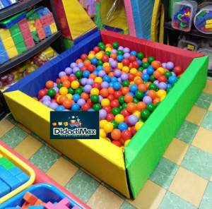 ALBERCA DE ESTIMULACION TEMPRANA CUADRADA COLORES BASICOS FORRO EN VINIL1.20 X 1.20 X 40 X 10 CM 