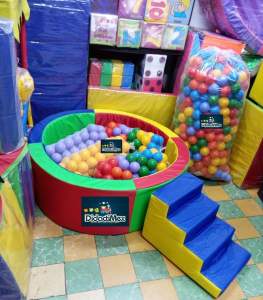 ALBERCA DE PELOTAS DE ESTIMULACION TEMPRANA REDONDA CON ESCALERA COLORES BASICOS FORRO EN VINIL