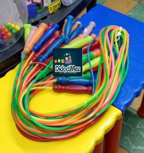 CUERDA PARA SALTAR FLUORESCENTE CON 12 PIEZAS