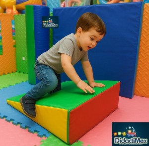 CUÑA DE ESTIMULACION TEMPRANA 60 X 40 X 15 CM FORRO EN VINIL